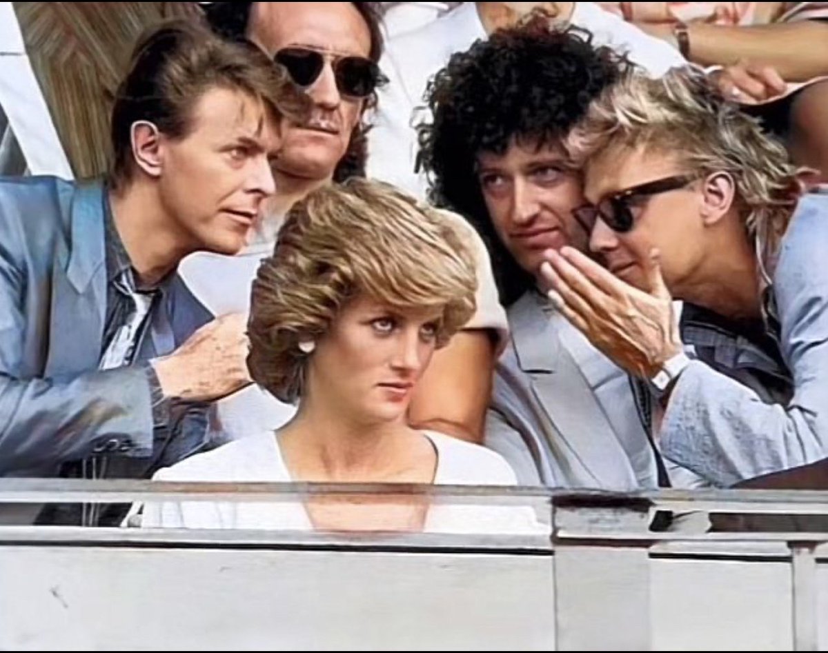 دونسخه از عکسی از دیوید بویی که در حالی که پشت سر پرنسس دایانا نشسته، با راجر تیلور و برایان می از گروه کوئین گپ می‌زند.
کنسرت خیریه Live Aid در سال ۱۹۸۵ در ورزشگاه ویمبلی لندن.