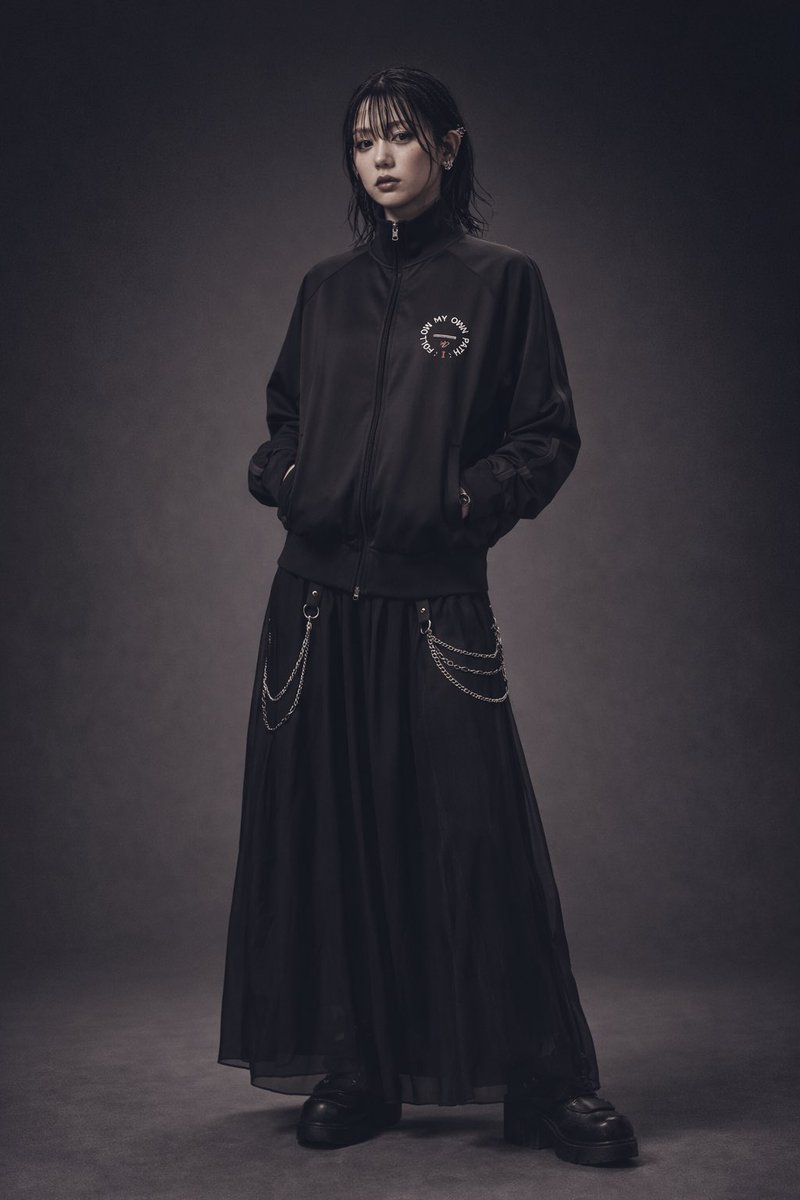 NaoBase_shop's tweet image. 静かだけど、芯は強い。
日常にも、少し背筋を伸ばしたい日にも。

Signature Path Track Jacket
「自分の道を歩く」ための一着。

Black / Gray / Black×White
発売中。
#NaoBase #SignaturePath #TrackJacket #自分の道を歩く