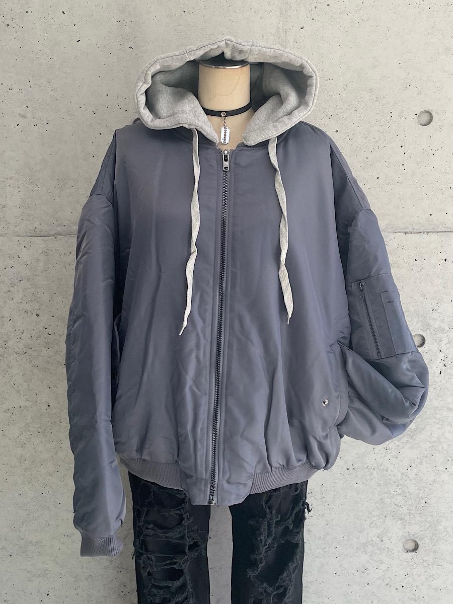 hellcatpunks's tweet image. ♠︎NEW ITEM♠︎
メンズライン「HUNDREDCLUB」のMA-1
バックスタイルが目をひくデザイン☆
フードは取り外し可能な2way仕様♫
ブラックとグレーの2カラーです
今なら期間限定10％ OFF!!

★MA-1フーディー
hellcatpunks.com/i/HRC-0U0001

2026/1/5(月)より順次発送となります