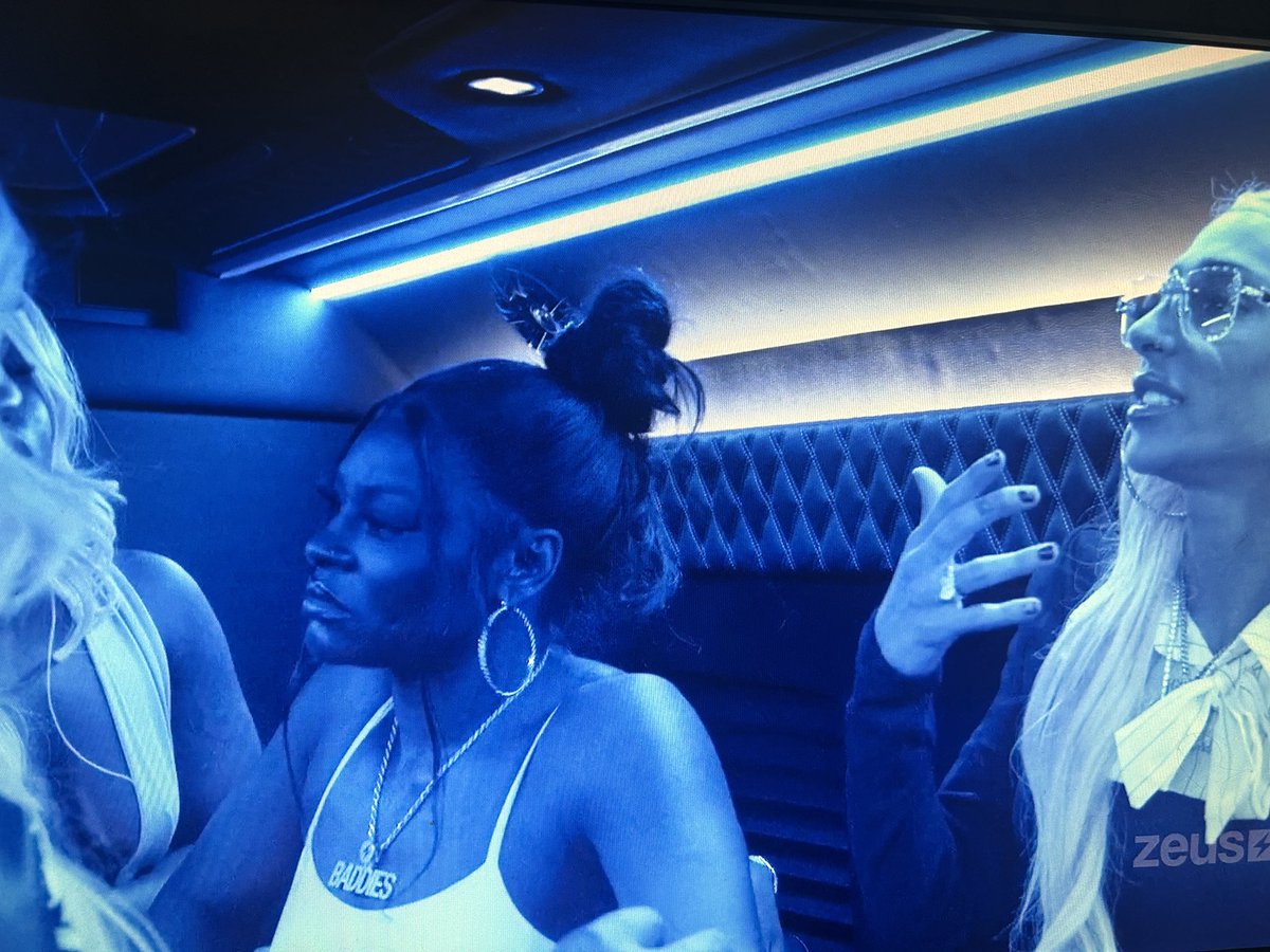 its__teez's tweet photo. this shit is funny, yall got her under the blue light like DMX in Belly.🤣 #BaddiesUSA https://t.co/P6FlOMf7Wx