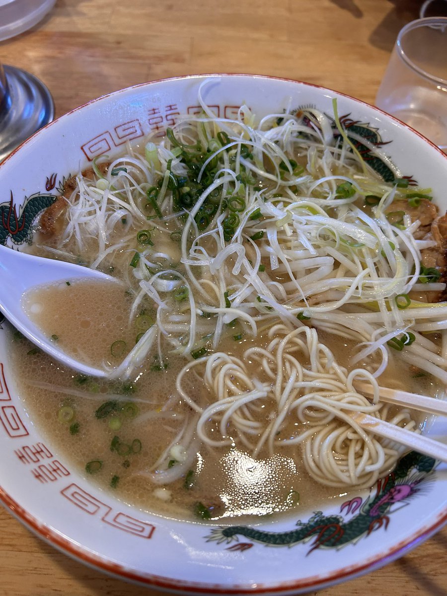 昔は茹で卵食べ放題だったのにひとり一個になり、昨日行ったら卵の存在ごと消えてた。メニューにすらなかった
20年通い続けているラーメンいってつ
今年も異常にウマかった。来年もどうぞ宜しくお願いします🍜