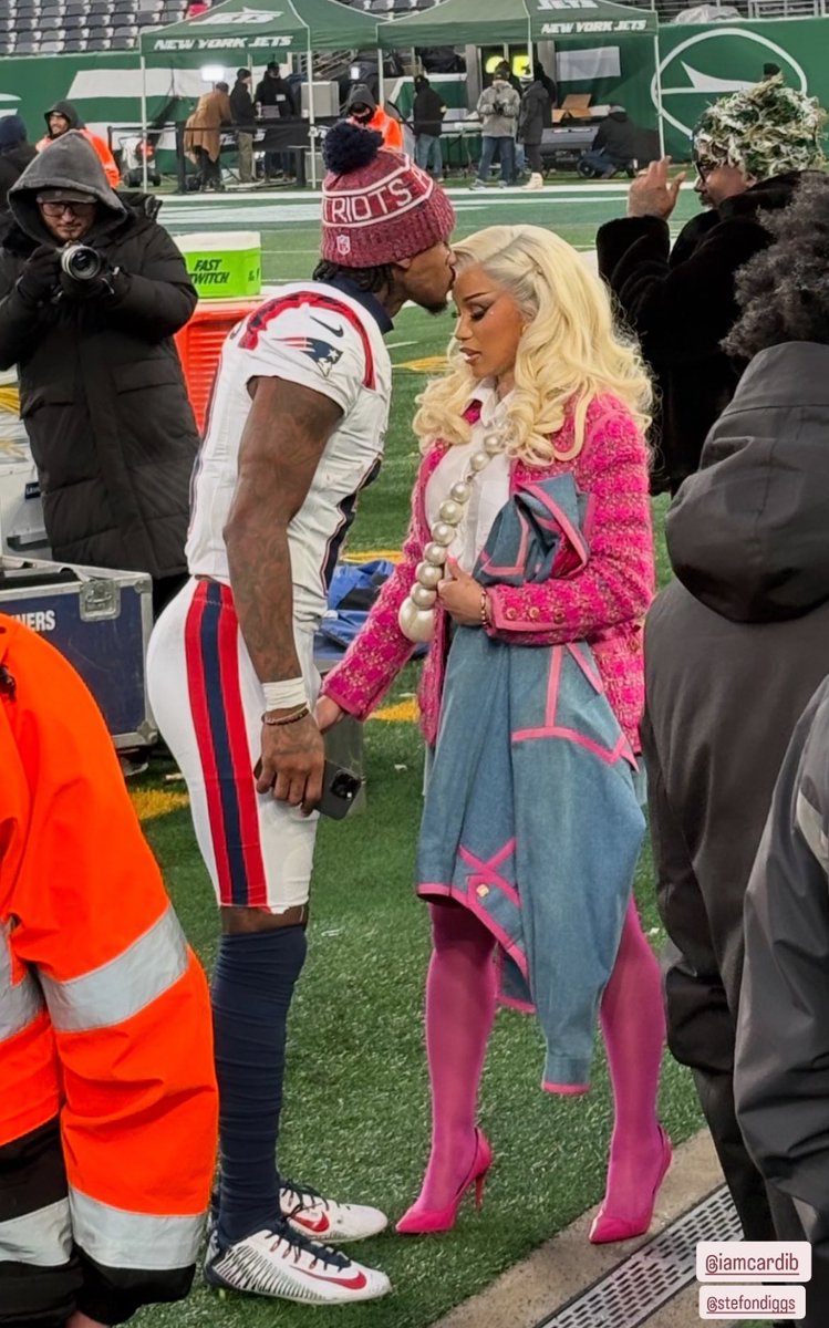 BardiUpdatess's tweet photo. Cardi B and Stefon Diggs on the field after the Patriots game today. 😘 https://t.co/uSrjkCydx9