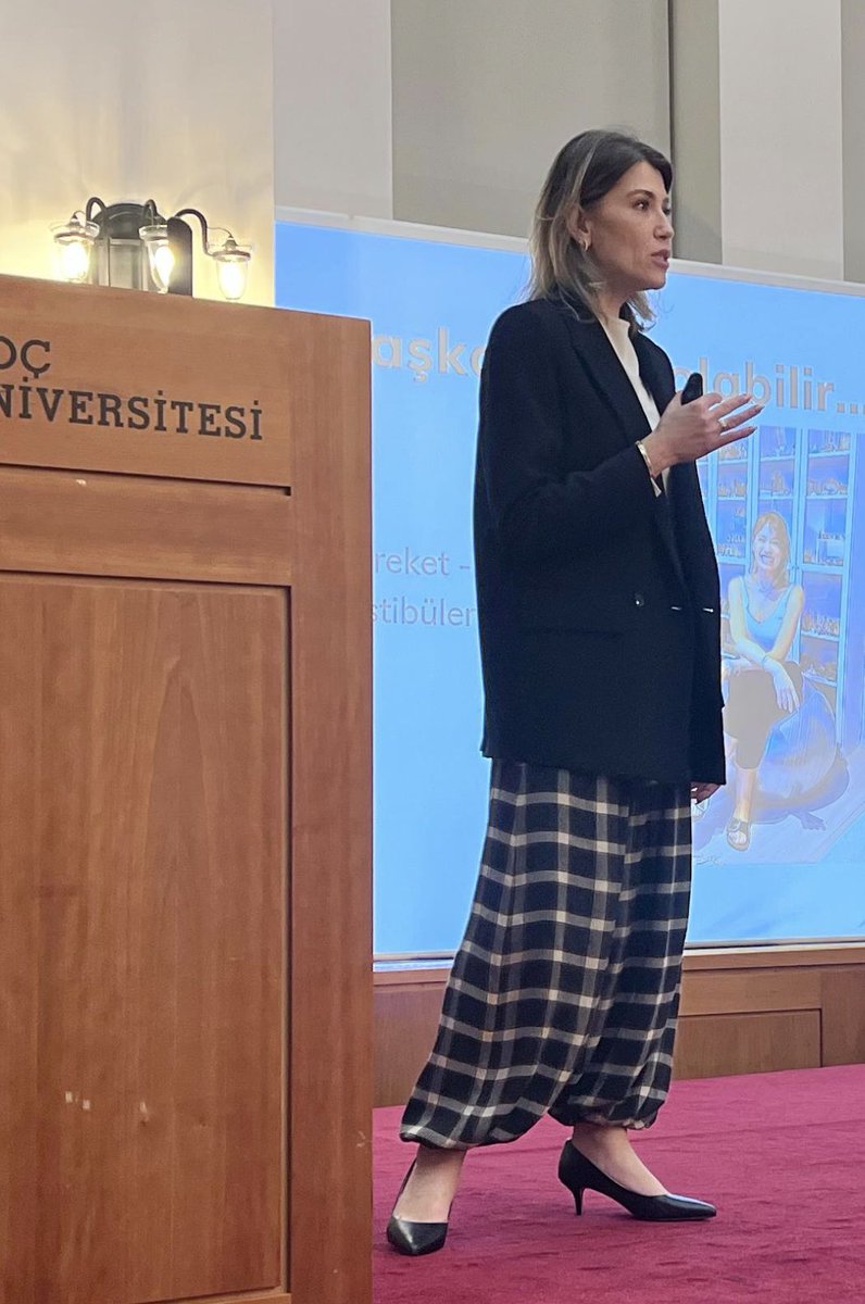 Sümeyye Erdoğan’a kamusal alanda şalvar giyemeyeceğini düşündürten ne acaba?  Buyrun ben kamusal alanda şalvar ile sunum yapıyorum.   Mağazadan aldım.  Sümeyye Erdoğan’ın benim gibi hazır giyim almak zorunda da değil, istediği modacıya / terziye tam olarak kendisini yansıtacak,