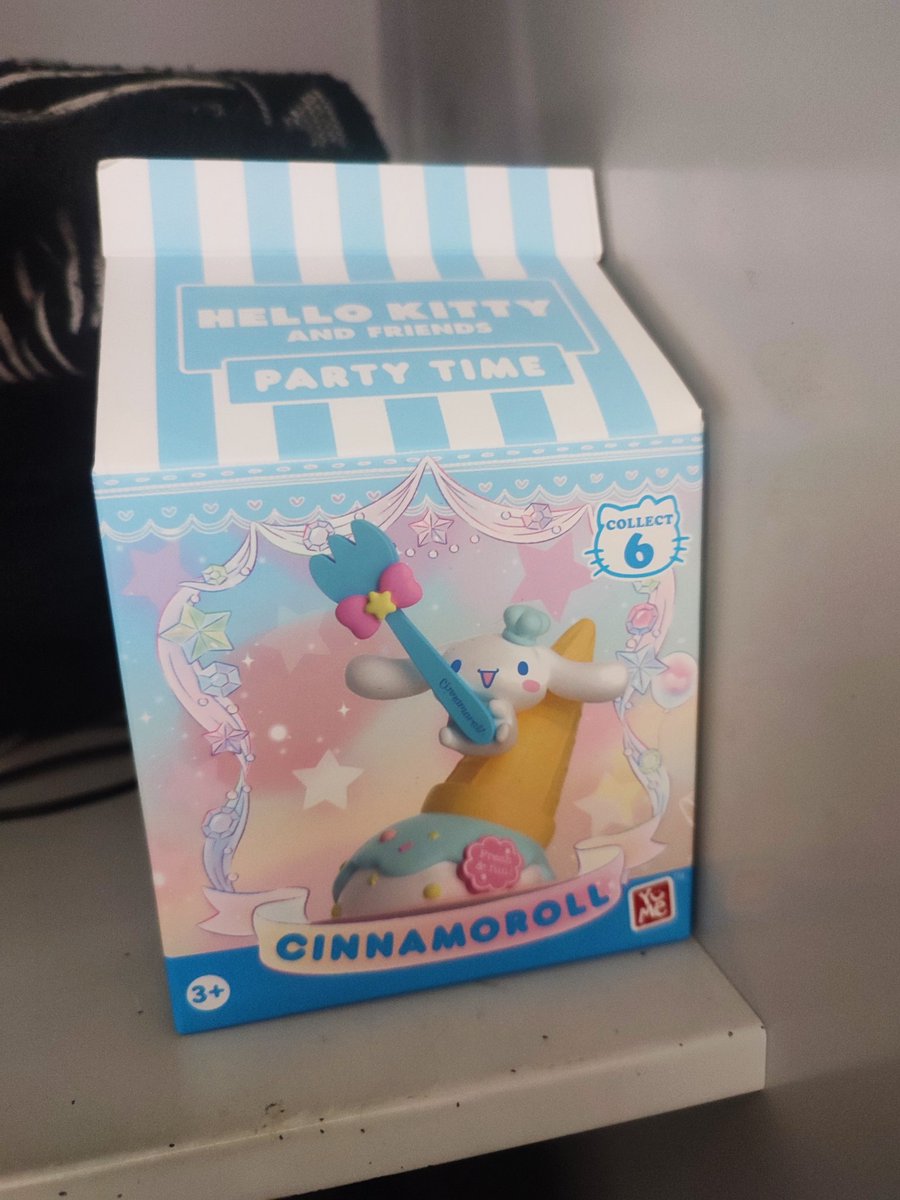 サンタクロースが私の職場のロッカーに何かを入れておきました。😮🥰