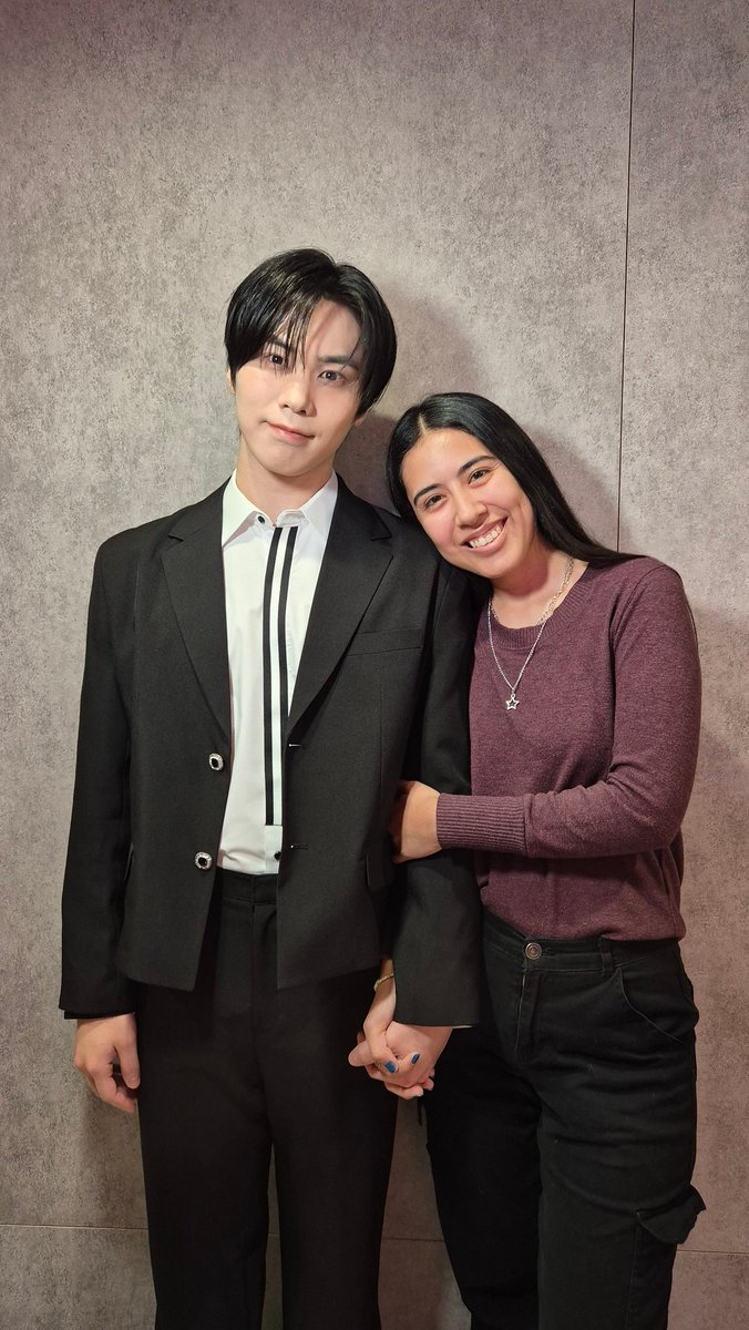 shiny_hamo's tweet image. Antes de que tomarán la foto yo estaba derecha para no acercarme tanto a el y Rocky me hablo y se dio palmaditas en su hombro 😭😭