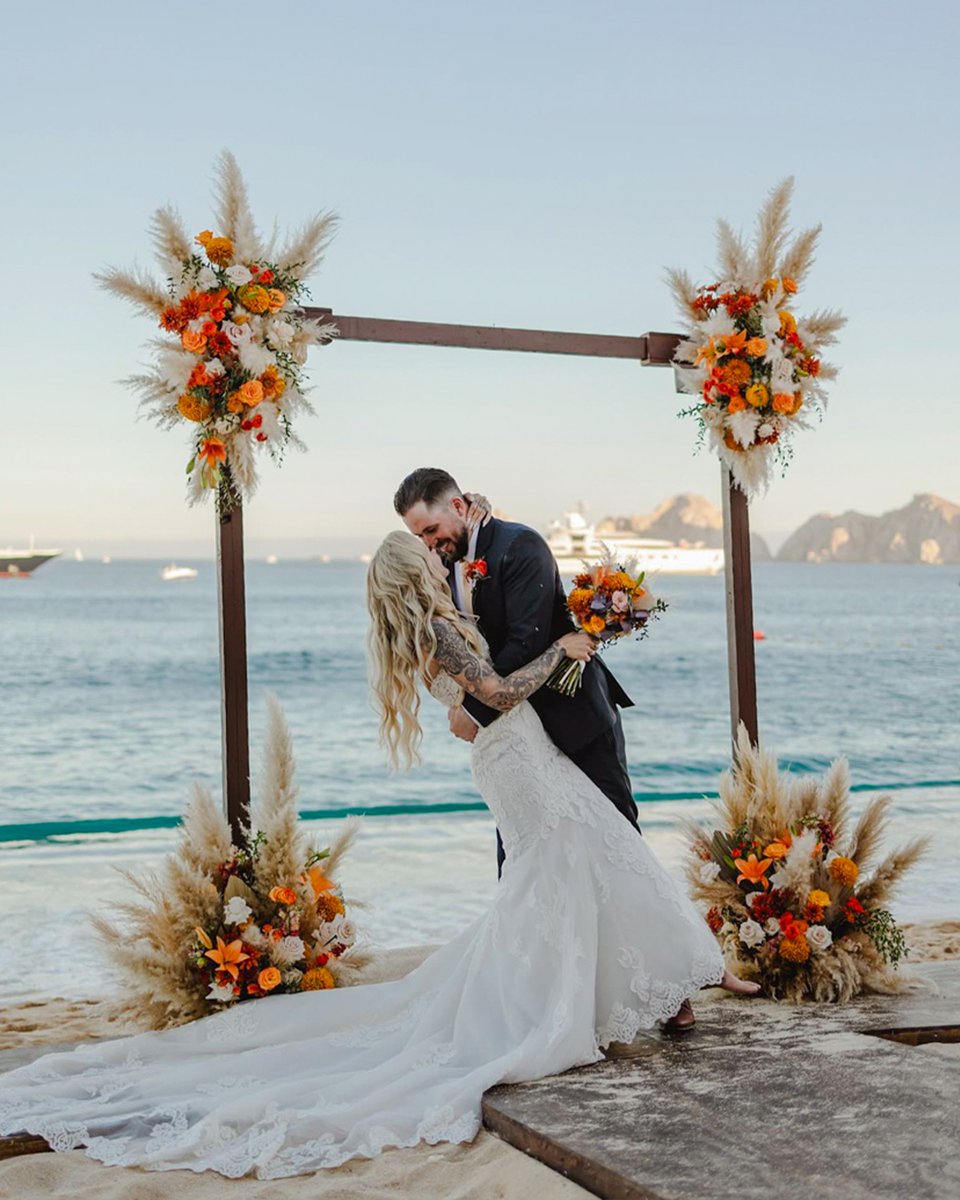 villagroup's tweet image. Villa del Arco offers an oceanfront setting and professional coordination for unforgettable weddings in Los Cabos.

hubs.ly/Q03WhtSf0

#CaboWeddings #VillaDelArco #WeddingPlanning