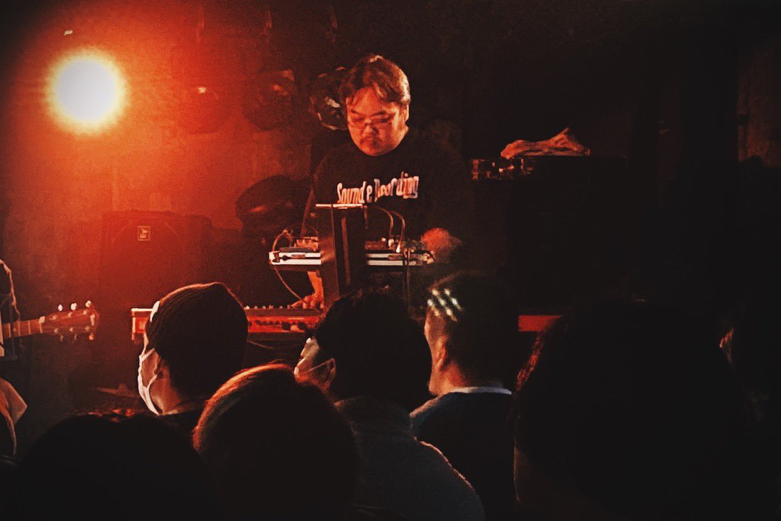 konerico's tweet image. 昨日は瑪瑙メノンさん新譜「MONADO」リリースライブ(出演：夏*/野山/瑪瑙メノンwith kio＆D.D.)へ。胸いっぱいなイベントで楽しかった。写真は、今日はジャケットを着ていようと思っていたが結局一曲目で脱いでやっぱり半袖、のdd。久しぶりに夫がライブハウスで演奏するのを観られたのもよかった。