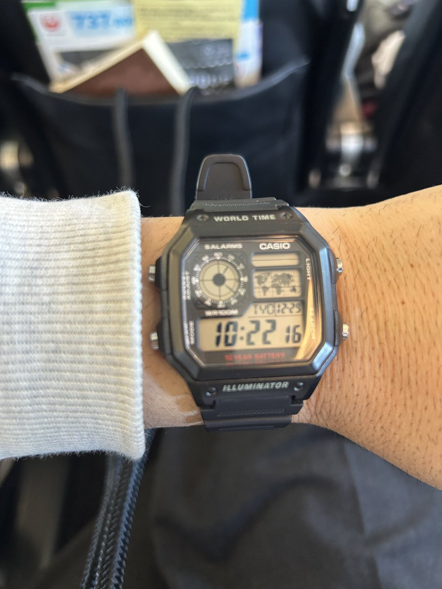 遠近両用コンタクトを買いました。
小さすぎる文字が見えず時間が狂ったままです。
