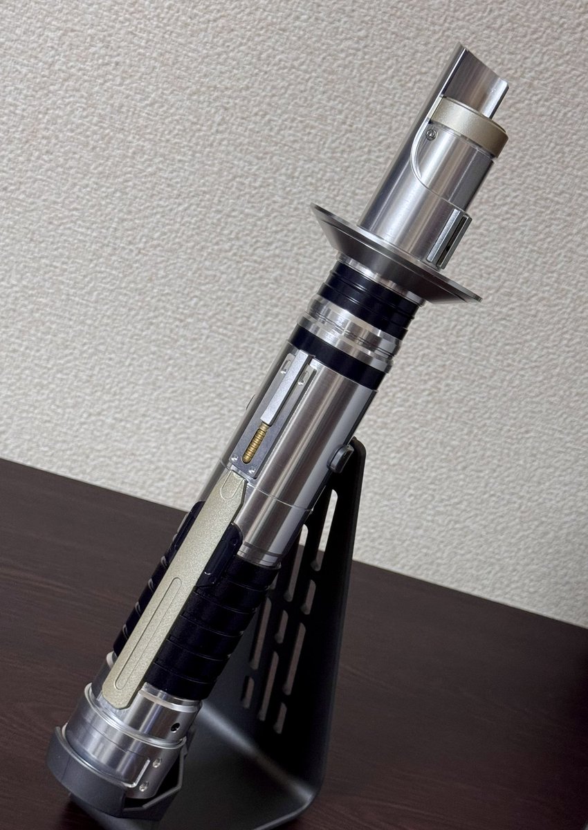 エズラ・ブリッジャーのライトセーバー 公式からエズラの新セーバーが