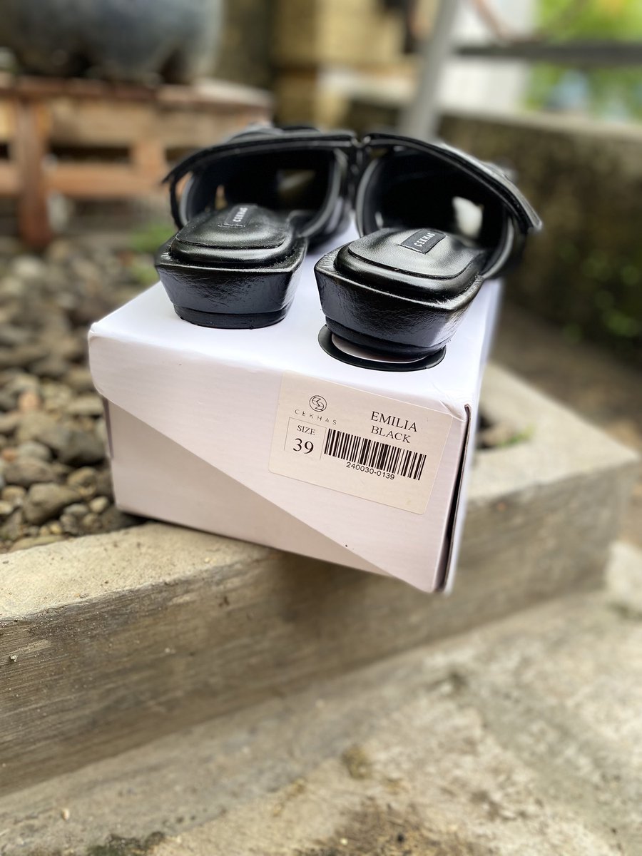 itsssinke's tweet photo. WTS
CEKHAS - Emilia Mules Wanita URBAN GRACE black (NEW)

📍Cirebon
📏Size 39
💸 DM

Belum dipake sama sekali karena kekecilan, better buat yg kaki uk 38 karna ujungnya runcing

tag. sepatu sandal murah promo local brand rekomendasi zonauang zonajajan https://t.co/2OU5KjOrCr