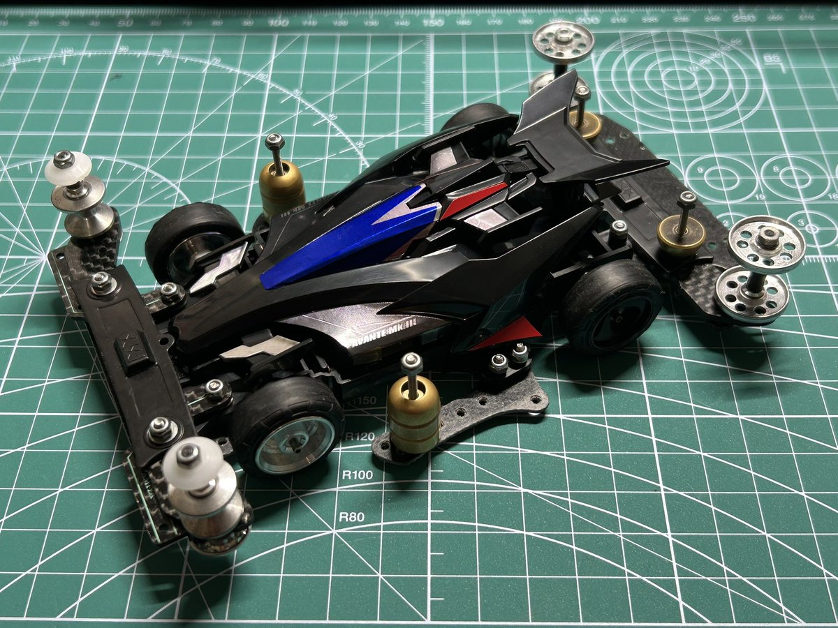 先日、サンプルとして頂いたライザンをB-MAX仕様にて組んでみました