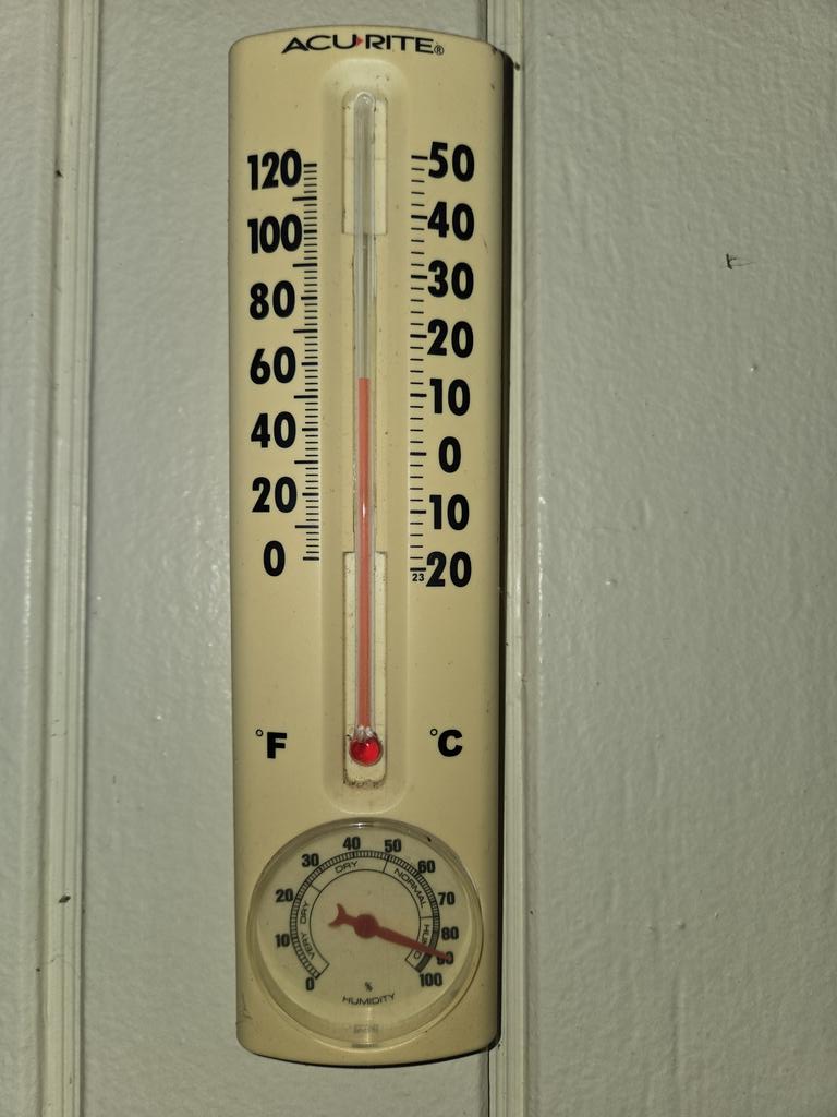 A las 9 pm, ya cerré las persianas de las ventanas,  hoy promete bajar más. <a href="/adamonzon/">Ada Monzón</a> <a href="/DeborahTiempo/">Deborah Martorell</a> <a href="/CycloforumsPR/">CycloforumsPR</a> <a href="/JoshuaOOrtiz1/">Joshua O. Ortiz</a> <a href="/EliRobainaTV/">Elizabeth Robaina</a> <a href="/zamiratv/">Zamira Mendoza</a> <a href="/carlosomartv/">Carlos Omar</a> <a href="/SLopezTiempo/">Suheily López Belén</a> <a href="/NWSSanJuan/">NWS San Juan</a> 🥶