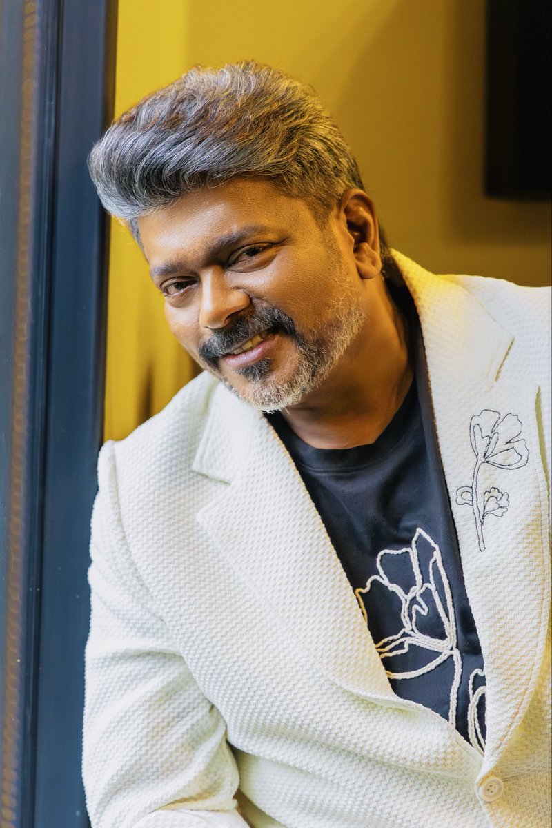 rparthiepan's tweet photo. மலேஷிய மஹாஜன நாயகன் விஜய்ன்னா அவர்களின் சாயலில் என் latest photo இருப்பதாக நிறைய நண்பர்கள் கருத்துத் தெரிவித்துள்ளீர்கள்.  
அவர் சாயலில் வரலாம் இன்னொருவர், சாதனையைக் கூட தொடலாம் பின்னொருவர். கமர்ஷியல் ஹீரோவாக சாதனை அவரது வசூல்,கரைக்கானா கடல் போன்ற ரசிகர்களே அவரது மகசூல்! 
மலேஷிய நிகழ்ச்சியில் கூட கோட்டும் சூட்டும் ஆட்டமும் பாட்டும் மீறி என் கண்ணை நிறைத்தது…
அப்பாவை ஓடி வந்து கட்டியணைத்ததும்,
அம்மா பாடும்போது தழும்பாமல் பார்த்து சிரித்ததும் !

மனமே மகோன்னதம்!

குதர்க்கமான அரசியல் என்ற அஜினோமோட்டோ கலக்காத , ஆர்கானிக்கான பாராட்டாக இதை சுவைக்கவும்!