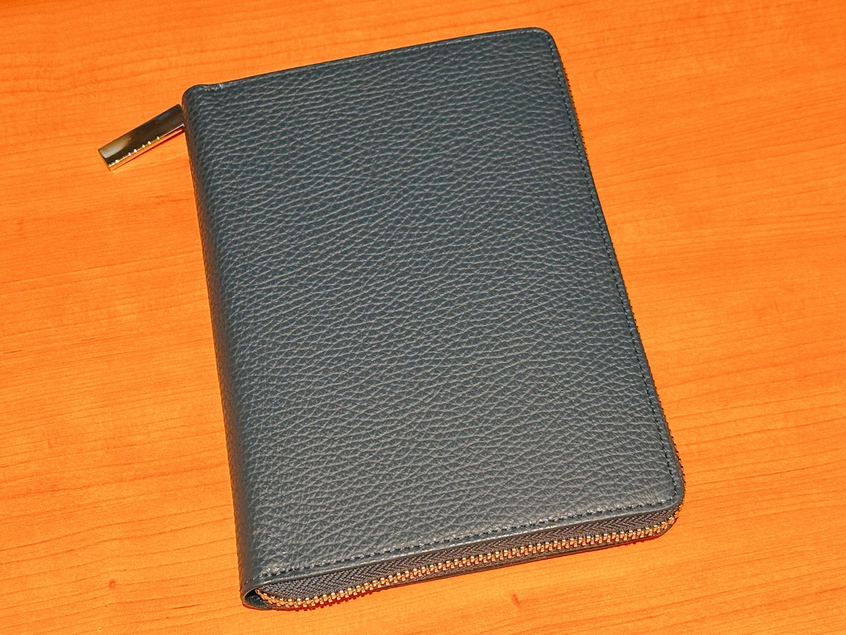 bandit318's tweet photo. 先週到着したバイブルサイズのnotivo ZIP 手帳をセットアップ、色は30色の中のアイアンブルー、この写真の写りよりは実際はもう少し青寄り https://t.co/P1GUhrNKmh