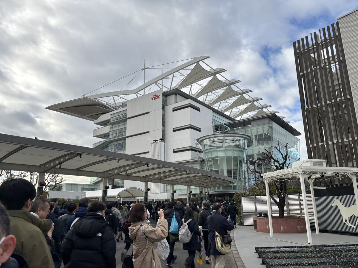 ROF_open's tweet photo. やって来ました大井競馬場。もしや中山より広いのでは？ https://t.co/WTTLwHhvKr
