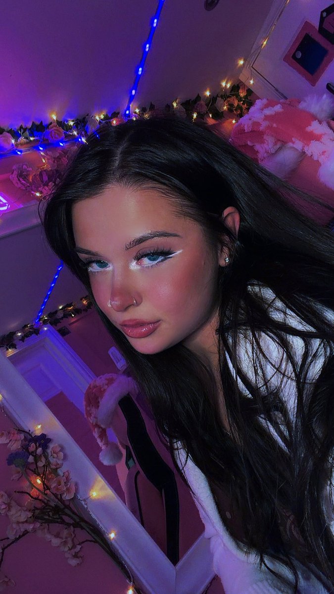 AthenaAryn's tweet image. Looking ‘pretty’ is just 

✨lighting and editing✨