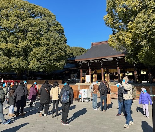 JapanGuide_JGR's tweet photo. 全国通訳案内士（ガイド）の魅力のひとつは、
「ツアー後、もっと上手になりたい！とやる気が高まる」こと。

① 思うように伝えられなかった時 → 次こそは！
② 良い感じに伝えられた時 → また次も！
③ 気づきや発見があった時 → さらに学ぼう！

クリスマスが過ぎ、車窓からは門松やしめ飾りなどの正月飾りが見えるようになりました。
もちろんゲストからすると、そのたびに
“Makoto, what is that?” の対象物です。

現場に出ると、本当にいろいろな質問を受けます。
そしていつも①〜③のような気持ちが生まれ、

だから私は、
「もっとレベルアップして、お客様を喜ばせたい」
そんな想いで、また次のツアーに向かっています。

そして、まだ数回ですが…
通訳ガイドとしてのブレークスルーを感じる瞬間がやってくる。
その時が、またたまらなく嬉しいんですよね^^

写真はクリスマス後の都内観光。
明治神宮では初詣準備、皇居では一般参賀、
スカイツリーも年末年始ムードで賑わっていました。

P.S. 皆さんはツアー後、どんな気持ちになりますか？☆