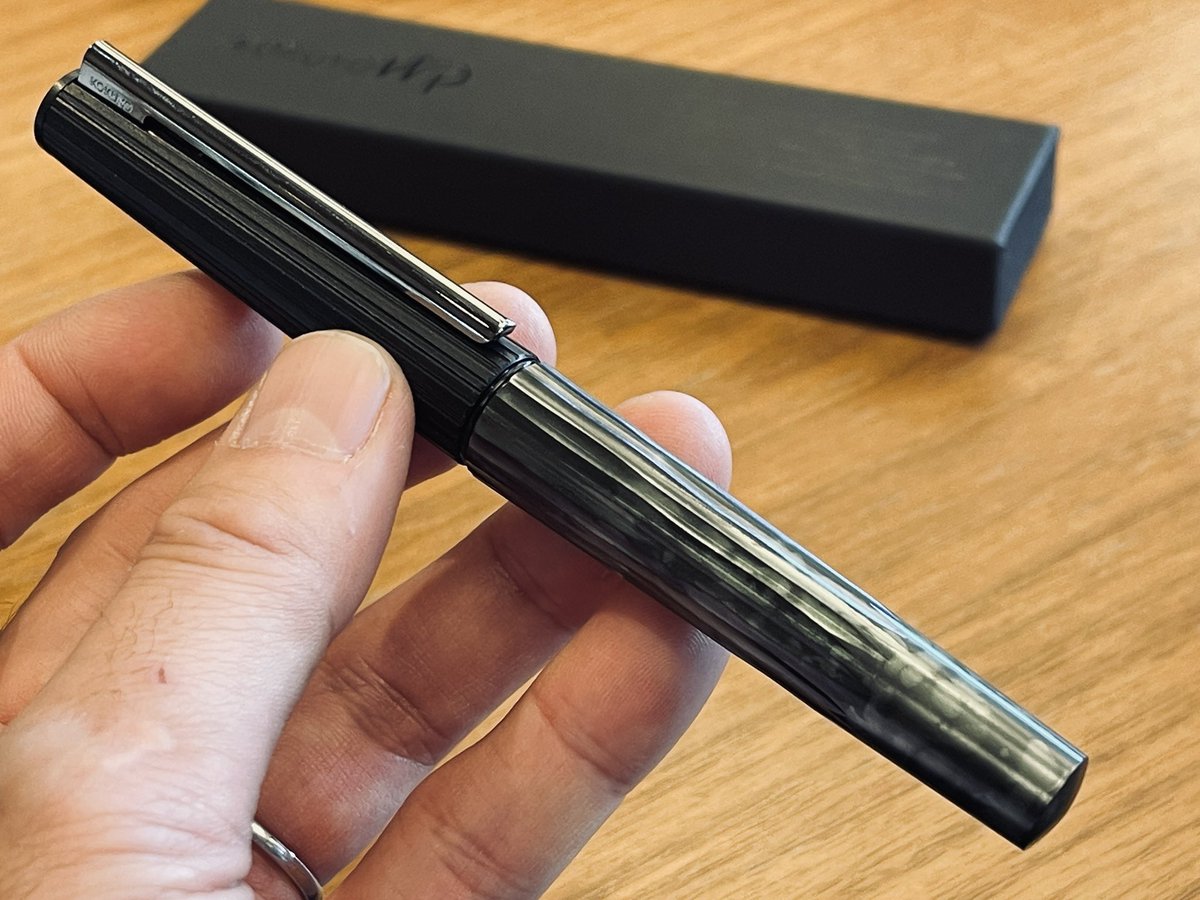 CR1272nd's tweet image. 大好きなペン。コクヨwpの限定verを見つけました。

金属軸はそれぞれに表情が違っていて…
在庫の中から選ばせて頂きました。

お気に入りの一本になりそうです。

kokuyo-st.co.jp/stationery/wp/…

#kokuyo
#wp 
#文具