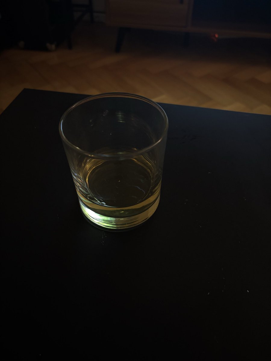 mazzu__'s tweet photo. Duros últimos días del reto. 

Single malt a pelo (sin hielo).

Día 28/31 #DailyDrinkingDecember https://t.co/k3iOvh8O8T
