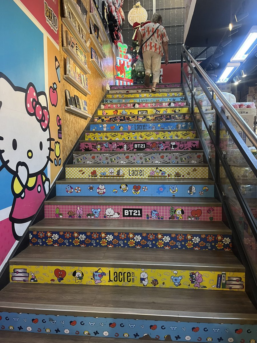 n contei pra vcs ainda mas to em sp e hj foi dia de libaaa