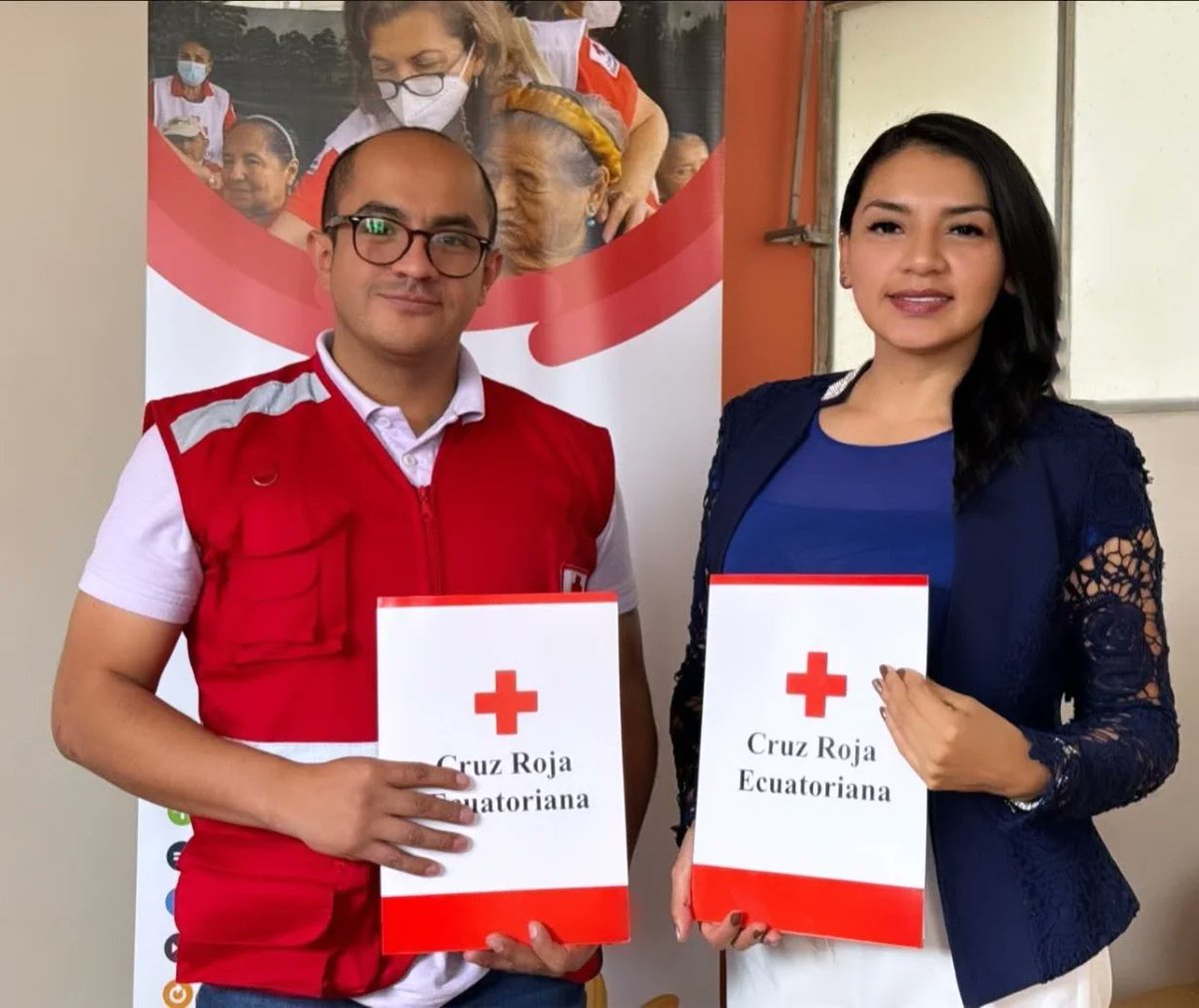 MasPeriodismo_'s tweet photo. @MasPeriodismo_ y la @Cruz Roja Ecuatoriana–Junta Provincial de Loja firmaron un convenio de cooperación interinstitucional 👩🏻‍💻⛑️

Esta alianza permitirá capacitaciones en prevención, primeros auxilios y cobertura ética de emergencias 🆘

#CruzRojaLoja #Convenio #PeriodismoSeguro https://t.co/dtpQv9YarW