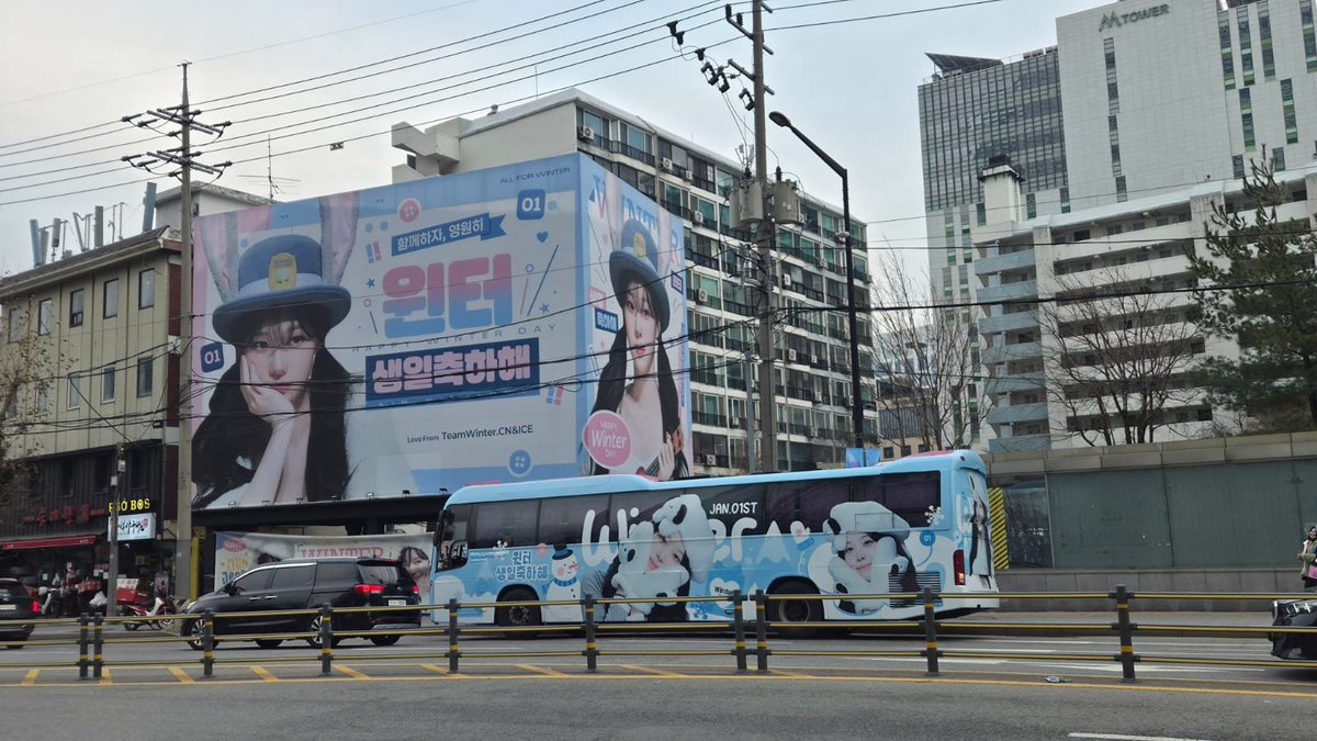 tang__kira's tweet image. Ulang Tahun Winter (Aespa) rame bgtt, ada ribuan ads, Transportasi Publik, hingga Drone Show Besar-besaran yang dieglar oleh fans.

Ditampilkan di layar raksasa 1600㎡ di Gangnam, mega LED di Gwanghwamun, hingga 19.341 layar digital mencakup minimarket besar, toko buku, subway,…