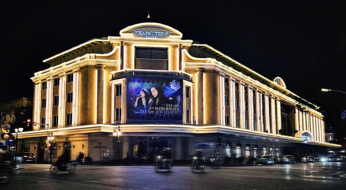 tang__kira's tweet image. Ulang Tahun Winter (Aespa) rame bgtt, ada ribuan ads, Transportasi Publik, hingga Drone Show Besar-besaran yang dieglar oleh fans.

Ditampilkan di layar raksasa 1600㎡ di Gangnam, mega LED di Gwanghwamun, hingga 19.341 layar digital mencakup minimarket besar, toko buku, subway,…