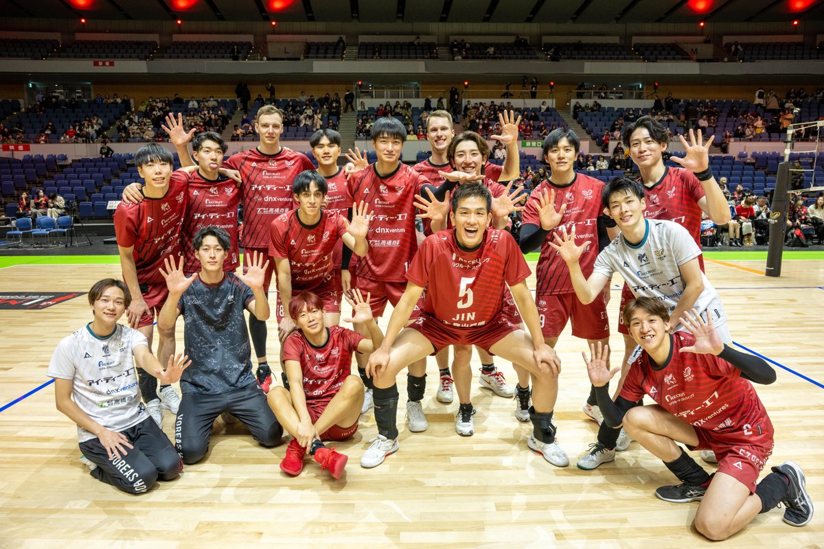 voreas_official's tweet photo. ＼\ ご来場ありがとうございました✨ /／

#ヴォレアス北海道 × #レバンガ北海道 同日開催🏐🏀
4thホームゲームにご来場いただいた皆さま、本当にありがとうございました！🐺

2025年最後の試合は、ヴォレアス&レバンガW勝利！
最高の形で締めくくることができました🔥

初めてバレーボール観戦をされた方も、いつも応援してくださる皆さまも、
会場一体となってたくさんの声援をいただいたことで、選手・チームの大きな力になりました✨

これからも北海道のスポーツを一緒に盛り上げていきましょう🔥

来年も引き続き、熱い声援をよろしくお願いします！📣
どうぞ良いお年をお過ごしください🐺🎍

/／
📢2026年最初のホームゲーム！
#北海道イエロースターズ との同日開催⭐️
1月17日(土),18日(日) 函館開催
ヴォレアス北海道 5thホームゲーム🐺🏐
\＼

各国代表選手を擁する #ジェイテクトSTINGS愛知 と対戦！
新年最初のホームでの激戦に注目！🔥

🆚ジェイテクトSTINGS愛知
📍函館アリーナ
🔻イベント&チケット情報はこちらから
https://t.co/ZytWvf2hfX

#ヴォレアス北海道 #研イダ牙剥ク #旭川 #函館 #札幌 #バレーボール #VOREAS #大同生命SVリーグ
