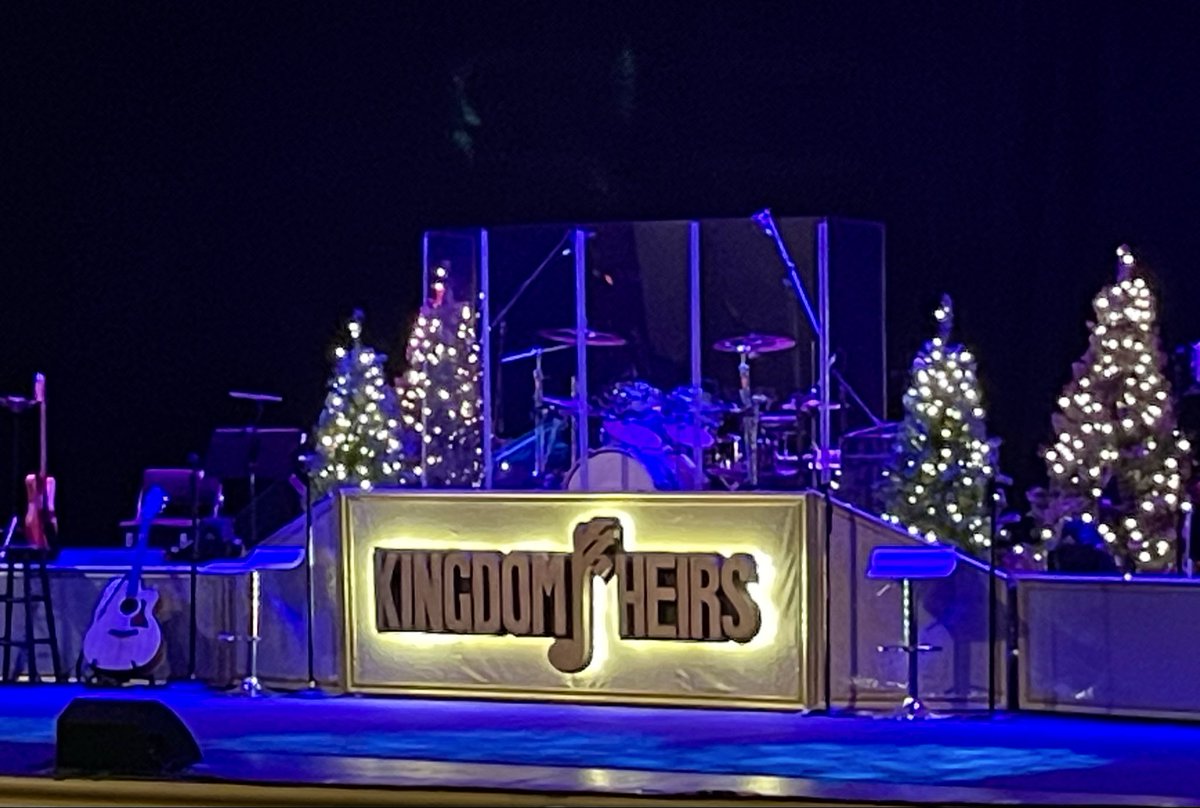 betsafly76's tweet photo. Went to @Kingdom_Heirs last show of the day @Dollywood. Always enjoy seeing them perform. You can go to their website, https://t.co/JGAYw3zeZq, to learn more about them & purchase their music. π #kingdomheirs #southerngospel #gospelmusic #christian #christiancountry https://t.co/J6uSlVtavN