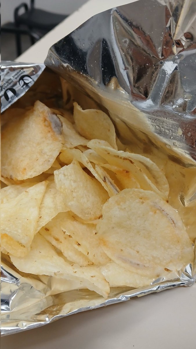 minswaggiee's tweet photo. @Papas_Sabritas abrí estas papas y me salieron con esta cosa gris tipo moho, asi las venden? La caducidad está bien pero que mala experiencia:/// https://t.co/CRtBgZH0NH