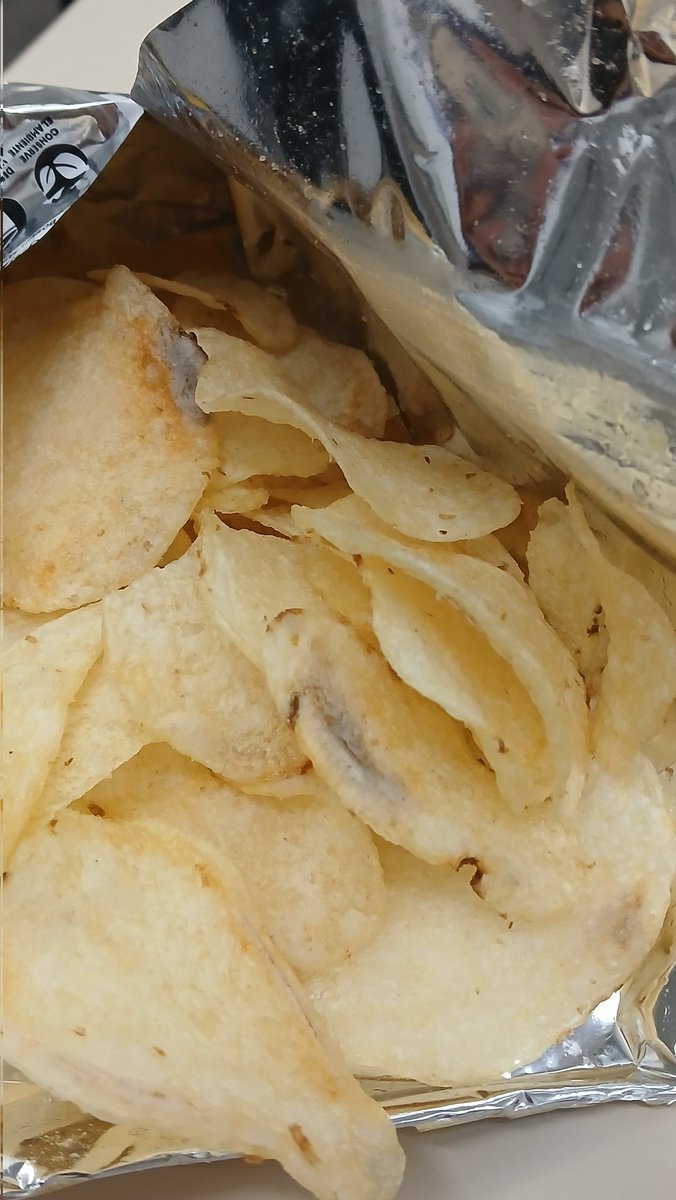 minswaggiee's tweet photo. @Papas_Sabritas abrí estas papas y me salieron con esta cosa gris tipo moho, asi las venden? La caducidad está bien pero que mala experiencia:/// https://t.co/CRtBgZH0NH
