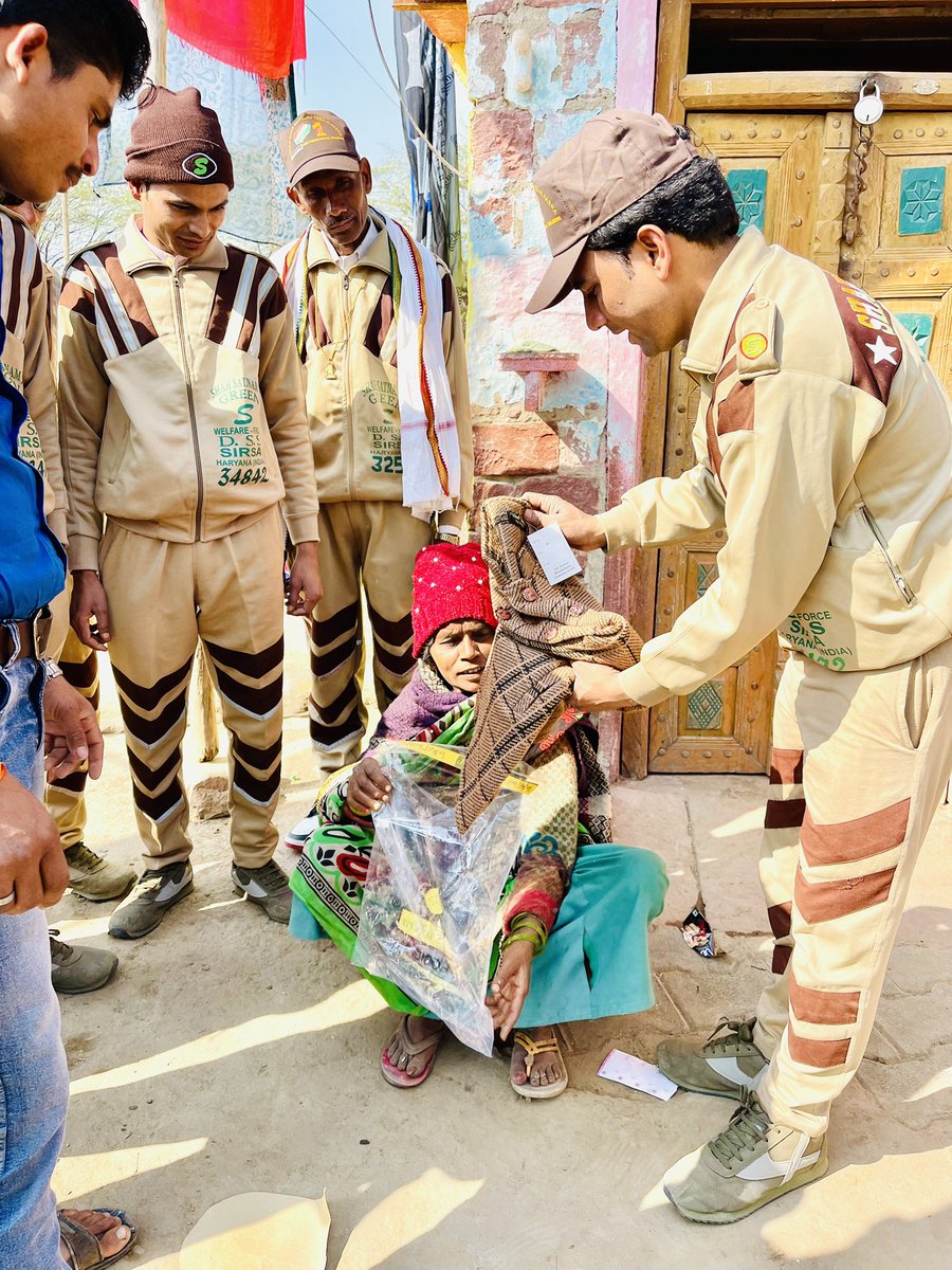 DilkashInsan's tweet photo. Clothing is a basic human need, yet millions still lack it—especially during winters, making #WinterCare crucial.
Through Saint MSG’s “Cloth Bank” initiative, followers of Dera Sacha Sauda help the needy with warm clothes, shoes, blankets, and more. https://t.co/IQqqUOWIs0
