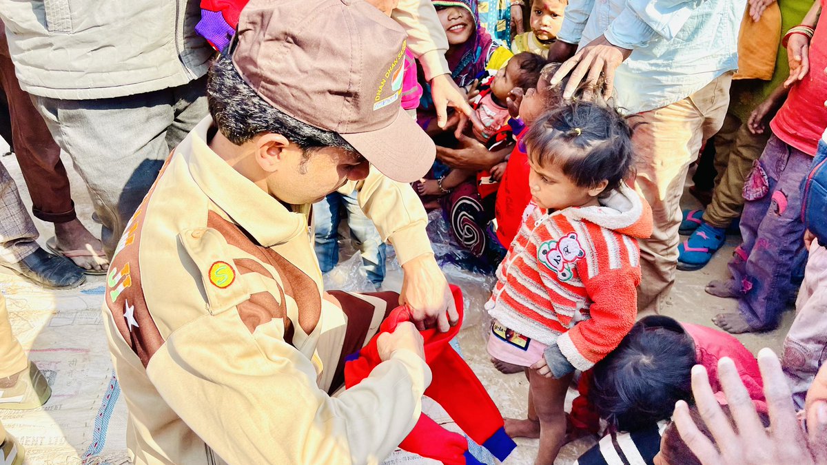 DilkashInsan's tweet photo. Clothing is a basic human need, yet millions still lack it—especially during winters, making #WinterCare crucial.
Through Saint MSG’s “Cloth Bank” initiative, followers of Dera Sacha Sauda help the needy with warm clothes, shoes, blankets, and more. https://t.co/IQqqUOWIs0