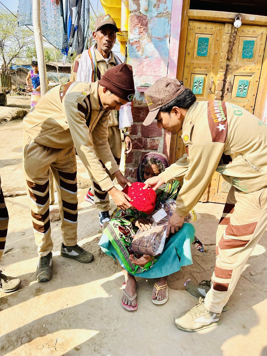 DilkashInsan's tweet photo. Clothing is a basic human need, yet millions still lack it—especially during winters, making #WinterCare crucial.
Through Saint MSG’s “Cloth Bank” initiative, followers of Dera Sacha Sauda help the needy with warm clothes, shoes, blankets, and more. https://t.co/IQqqUOWIs0