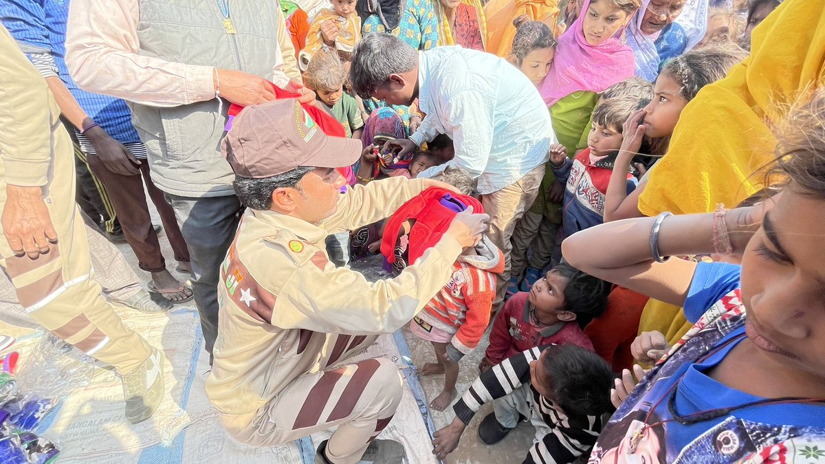DilkashInsan's tweet photo. Clothing is a basic human need, yet millions still lack it—especially during winters, making #WinterCare crucial.
Through Saint MSG’s “Cloth Bank” initiative, followers of Dera Sacha Sauda help the needy with warm clothes, shoes, blankets, and more. https://t.co/IQqqUOWIs0