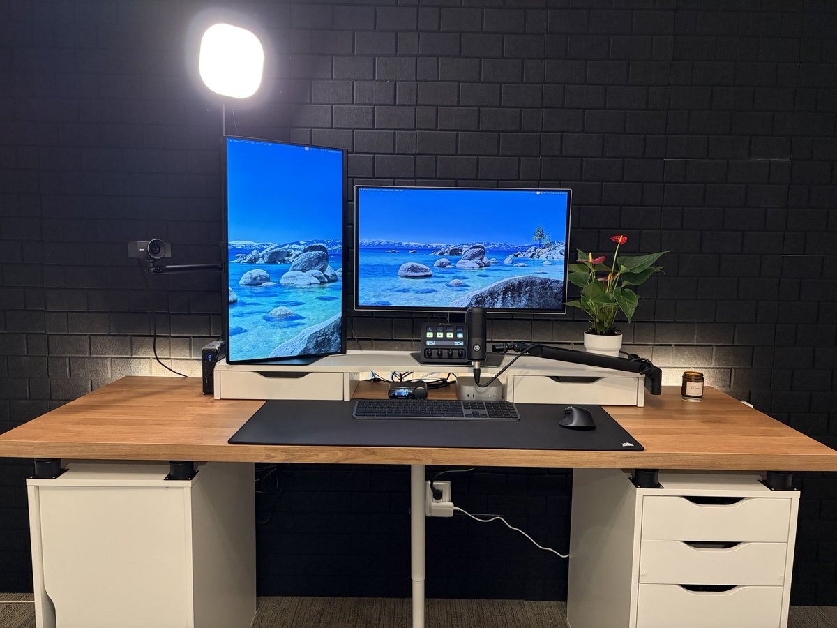 PowerUpAustin's tweet image. Been working on my desk setup. 

What do you think? Let me know! 👇🏻