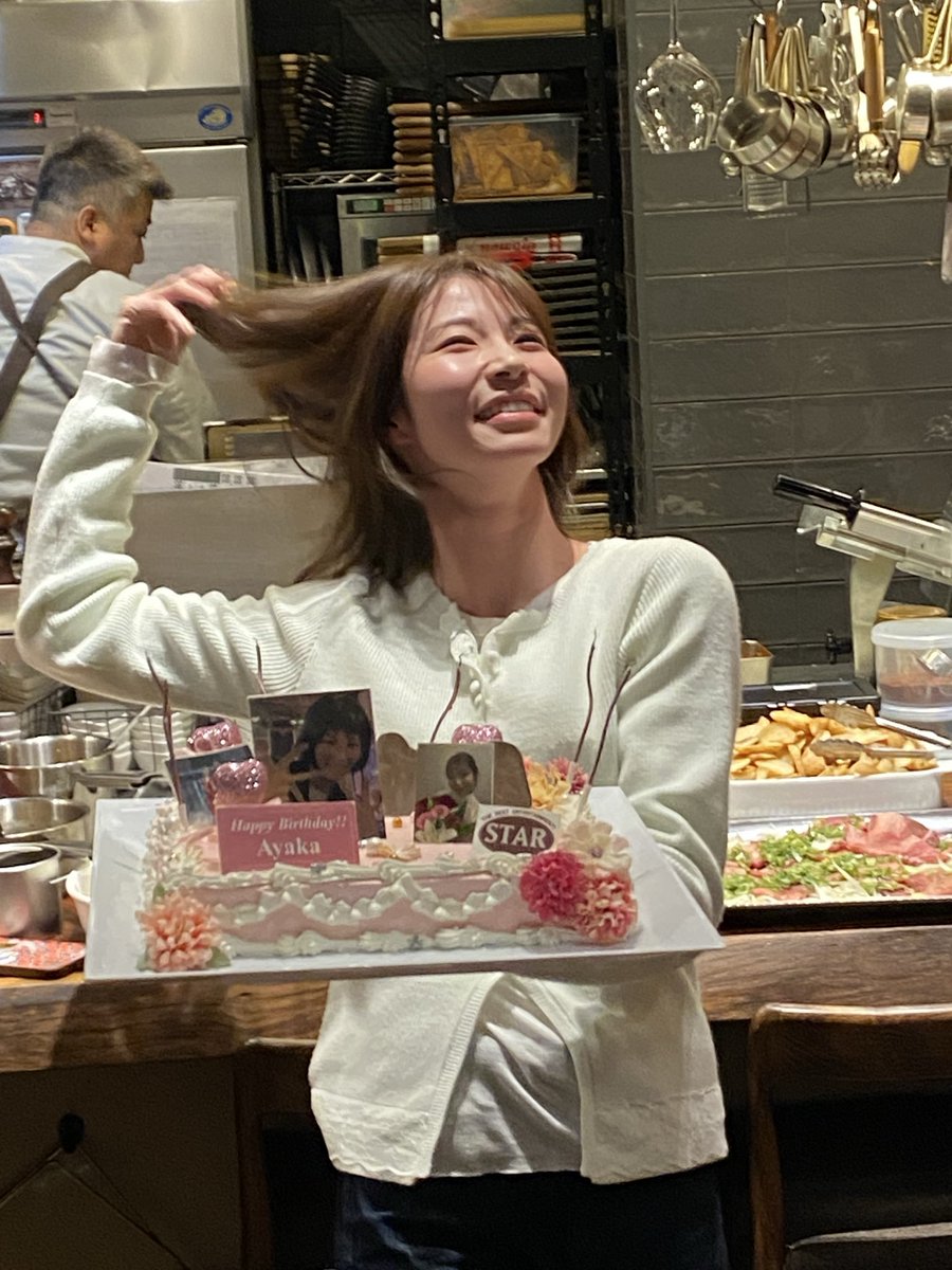 STAR大忘年会でした‼️

常連の堀江さんのお店で開催‼️

今年も、
『マグロの解体ショー‼️』で大盛り上がり‼️😆
大間のマグロ最高‼️😆✌🏻

サプライズで、
矢沢さんと綾香ちゃんの誕生日のお祝い‼️㊗️🎉

STARの年明けは1月6日（火）から
皆様のご来店、心よりお待ちいたしております‼️😆🙏

良いお年を👋🏻