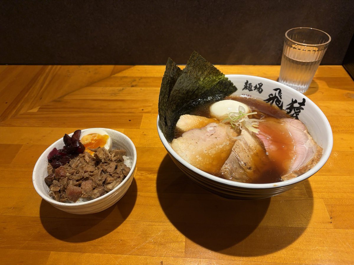 tokyo_0811's tweet photo. R7 VOL.110 麺場飛猿 南林間
特醤油ラーメン
＋大盛り
魯肉飯 https://t.co/uPOxvDY3Li
