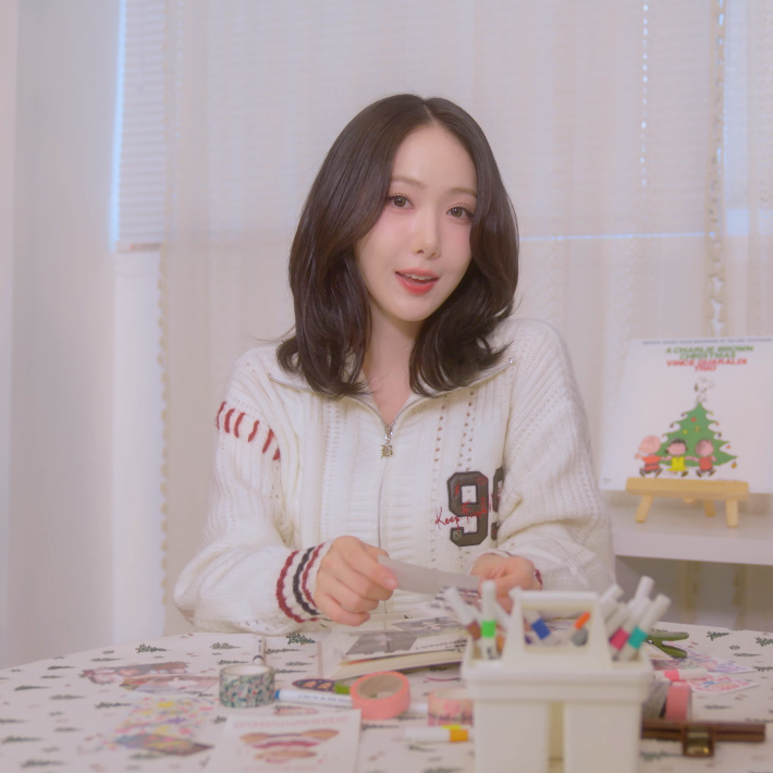 celeb_wish_list's tweet photo. ❏ WHO : #VIVIZ #비비지 #신비
❏ WHERE : Youtube 'VIVIZ' - 'Like It's Christmas (Jonas Brothers)' Cover
❏ BRAND : #BEERBRO #비어브로
❏ ITEM : ZIP-UP
❏ 출처 : Youtube 'VIVIZ' https://t.co/zzR6LhaFzF