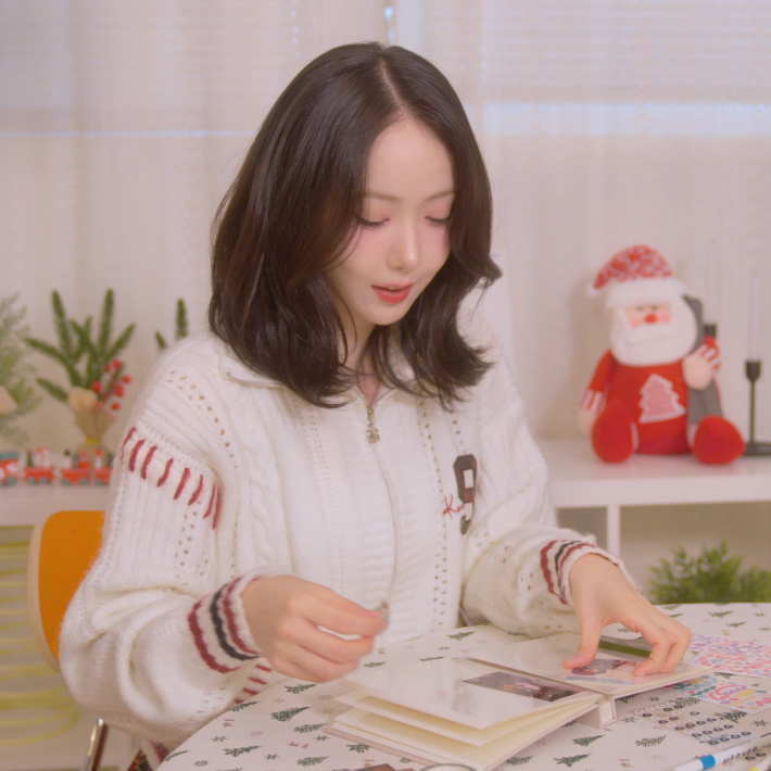 celeb_wish_list's tweet photo. ❏ WHO : #VIVIZ #비비지 #신비
❏ WHERE : Youtube 'VIVIZ' - 'Like It's Christmas (Jonas Brothers)' Cover
❏ BRAND : #BEERBRO #비어브로
❏ ITEM : ZIP-UP
❏ 출처 : Youtube 'VIVIZ' https://t.co/zzR6LhaFzF
