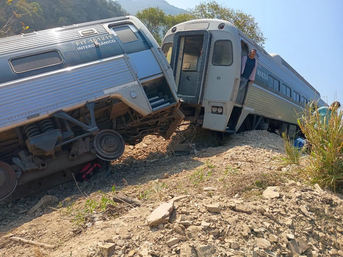 elitvoficial's tweet photo. El accidente del #treninteroceanico es una noticia que nos duele, hay fallecidos y heridos, personas que viajan con distintos propósitos. De todo corazón deseo que las familias se recuperen de su dolor y esto no vuelva a suceder. 
También duele que salga tanto "zopilote carroñero"
