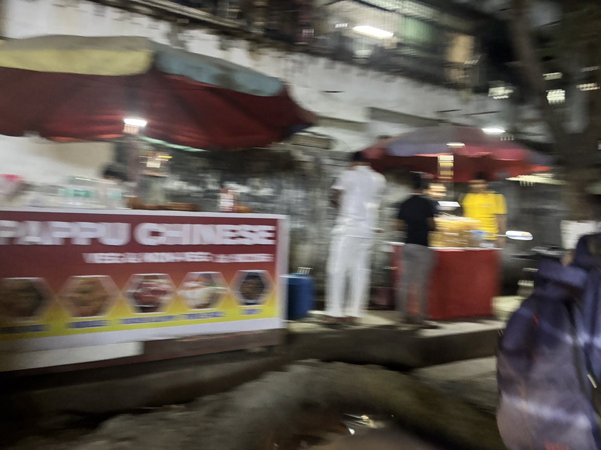 anishjal's tweet photo. @mybmcWardPN - opposite to Zudio Love Malad https://t.co/IuAfsbaq84