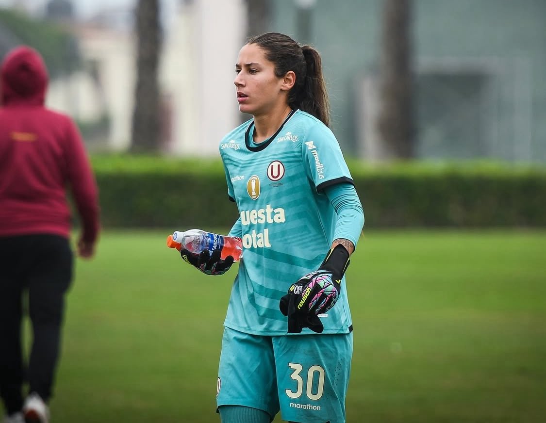 reixxcs's tweet image. #OFICIAL🚨 
Las posiciones que llegarían a reforzar en el Equipo Femenino de Sporting Cristal serian una portera y una defensa central.

➡️ Luccina Aparicio (@Luccinaz) a través de su cuenta anunció que Silvana Alfaro sería jugadora celeste.