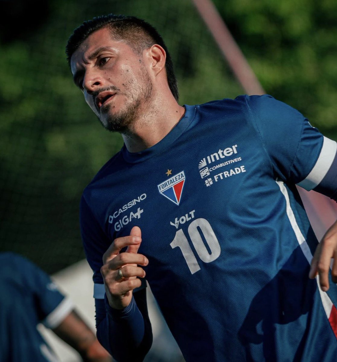 PSierraR's tweet photo. 🚨 Acuerdo total entre #América y #FortalezaEC para que Yeison Guzmán (27) sea nuevo jugador del ‘escarlata’; va a préstamo con opción de compra que puede ser obligatoria por objetivos 🔴

👀 El volante era una de las solicitudes especiales del entrenador, David González https://t.co/8FTGEppL3e