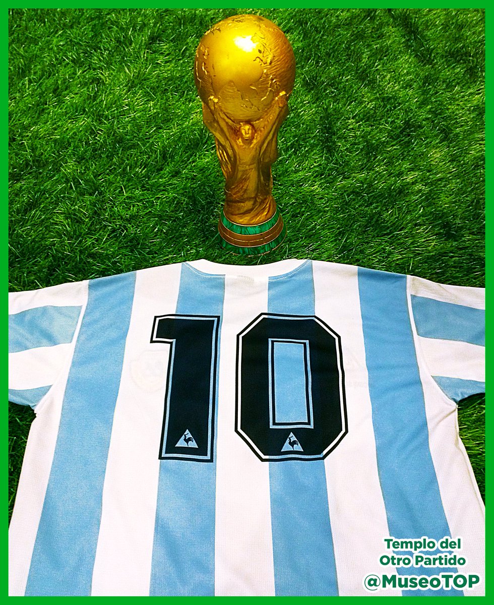 MuseoTOP's tweet image. 28-12-2025. Homenaje a D10S: La camiseta Le Coq Sportif (2006) y la Copa del Mundo brillan en el TOP, el Museo de Marketing Deportivo de Claudio Destéfano. Historia completa en Instagram 👉 @museoTOP. Contenido: @mlopezarce #Maradona #Mexico86 #LeCoqSportif #MuseoTOP