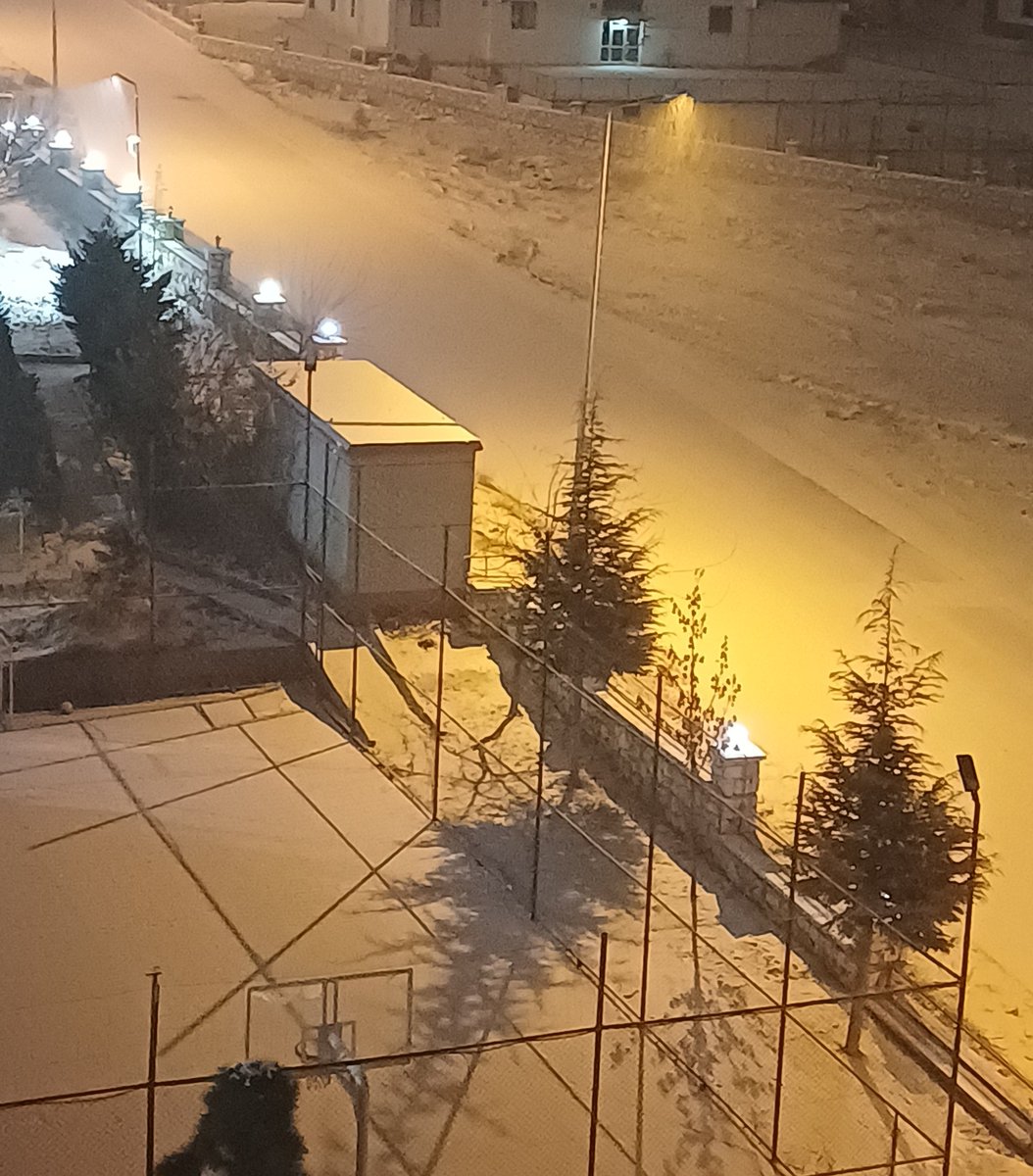 bexaytr's tweet photo. @numanhatipoglu @elazig_valiligi Sayın valim, akşam ortada kar olmadığı için hiç yazmadım çünkü sırf - derecelerde olduğumuz için tatil olması saçma olurdu ancak şuan yoğun bir kar yağışı var ve sınav haftası hasta olmak istemiyoruz gerçekten dışarısı çok kötü yardımcı olabilir misiniz? İyi akşamlar, Sayın Valim https://t.co/tIShfXxd8c