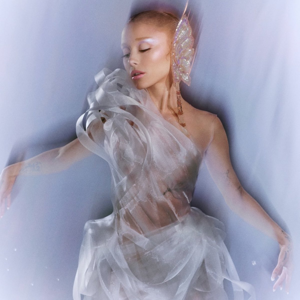 updatecharts's tweet image. 🏆 TOP MELHORES ARTISTAS 2025

🥉 #3. Ariana Grande

Ela atingiu o maior pico de ouvintes mensais já registrado por uma artista feminina na história do Spotify, reafirmando seu poder no streaming global. Na música, manteve presença constante nos charts ao longo do ano,…