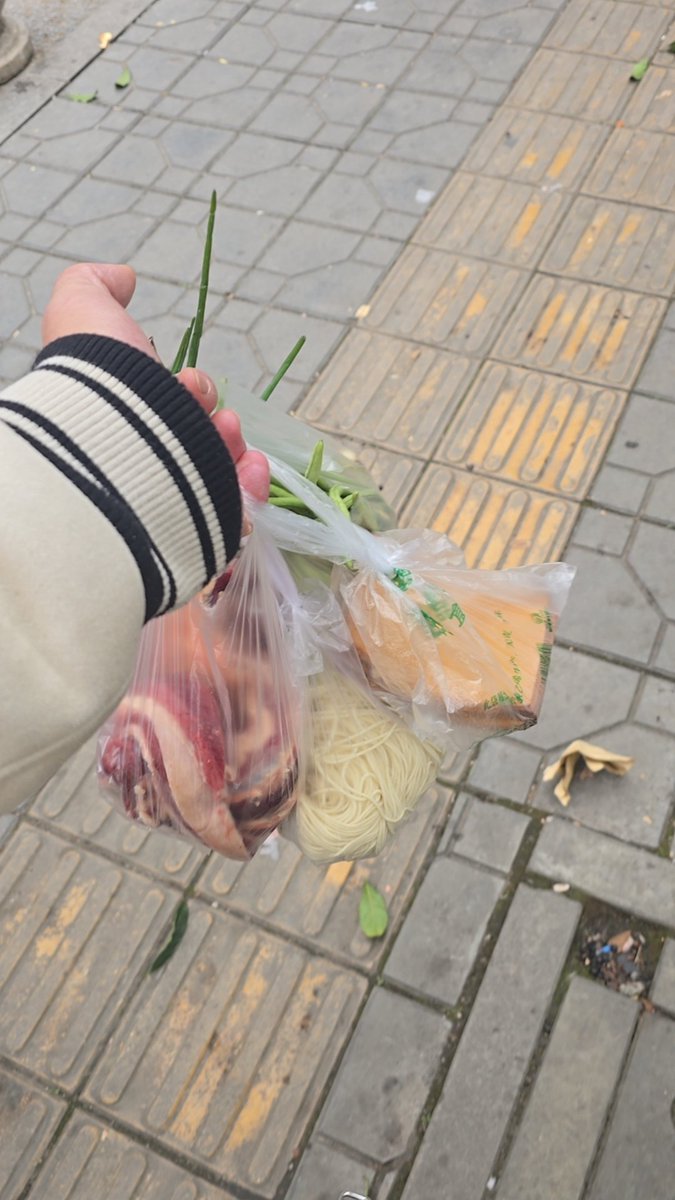 踢腿水上漂 tweet media