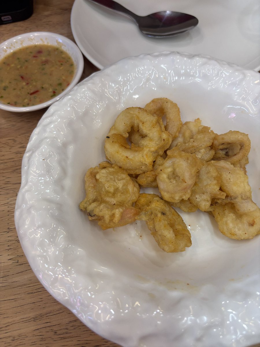 viewwrs's tweet photo. ข้าวราดมันปู ร้านเฮียเทพ ที่เยาวราชอร่อยมากกก ละแบบราคาดี259฿เอง ราดลงหม้อดินร้อนๆคลุกกินแล้วนัวๆกลมกล่อม ไม่คาวเลย มีน้ำจิ้มซีฟู้ดตัดรสให้ไม่เลี่ยนไป สั่งปลาหมึกทอดมากินด้วย เข้ากันมากก ซ้ำแน่😍 @aroii https://t.co/UurjHcUEs8
