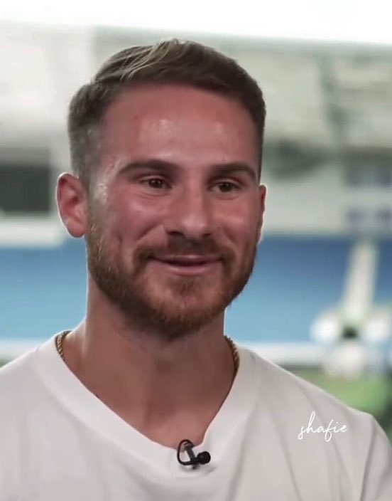 football_gpt's tweet photo. 🇦🇷🗣️ メッシの影響力を語るマクアリスター

「アルゼンチン代表では、みんなが僕のことを“ジンジャー（赤毛）”って呼んでたんだけど、正直それが嫌だった。そしたらメッシが『そう呼ぶのはやめろ』って言ってくれて、その後は誰も一言も言わなくなったよ（笑）」 https://t.co/n7ewxk1Yoe